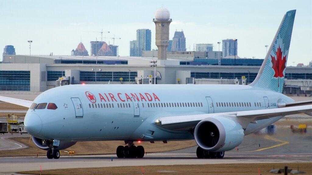 An Air Canada Boeing 787 Dreamliner departing Toronto Pearson