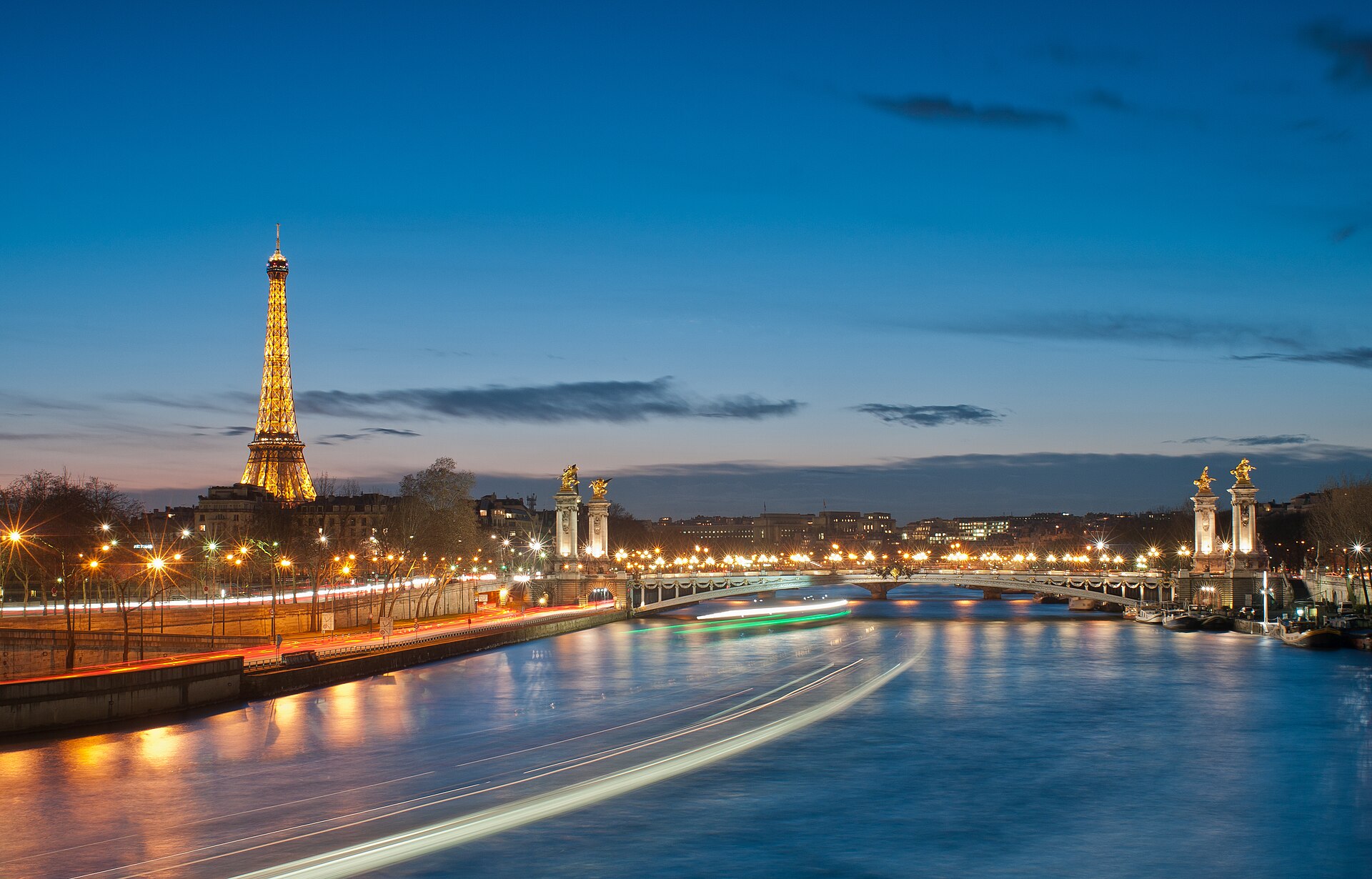 Best Time to Fly to Paris: Seasons, Weather & Prices